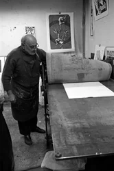 Portrait of Dikran Daderian, Lebanese painter and engraver. Preparation of the draw. Pasnic engraving workshop in Paris in 2008.