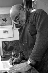 Portrait of Dikran Daderian, Lebanese painter and engraver. Signature of an engraving. Pasnic engraving workshop in Paris in 2008.