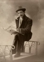 Portrait of the photographer Luigi Betti while he reads the newspaper "Kundo argentino"