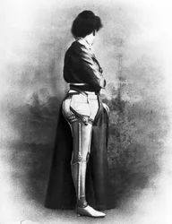 Woman wearing an artificial leg