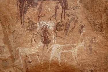 Rock art, Prehistory: Rock painting of characters and cows in an ornate shelter in the Uweinat massif, Sudan (Karkur-Talh or Karkur Talh). Period from 8000 to 3000 years BC. Photography