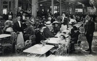 Thermal tourism: view of a restaurant in Vichy and its clientele of curists, Allier 1905