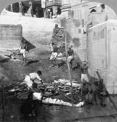 Bathing and burning the Hindu dead, Benares Varanasi, India 1903