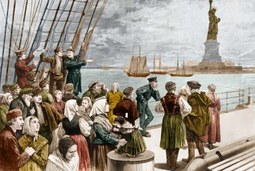 Arrival of emigrants in New York in 1887, with the Statue of Liberty in the background. ©Leemage