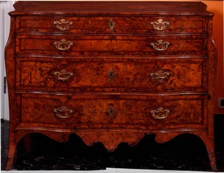 Chest of drawers made of cedar wood. 1735-1745 approx. Dim. 97x137x68 cm Private collection