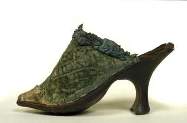 Model of shoes with heel for women of the 18th century