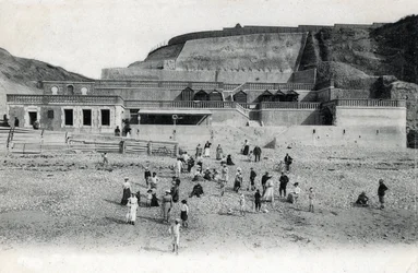 View of the beach of Mesnil Val with its casino and terraces, Manche Normandy Postcard from the beginning of the 20th century