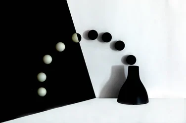 Black White Spheres Flow