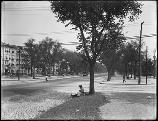 Man in straw boater with lunch pail, Eastern Parkway at Nostrand Avenue, Brooklyn, August 31, 1914