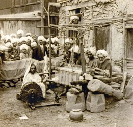 Spinning and Weaving Woolen Shawls, Srinagar, Kashmir, India c.1901